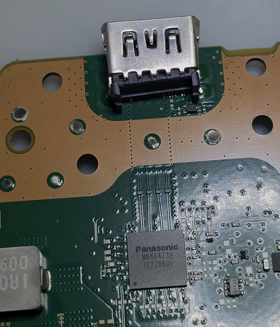 Étape 2 : le port HDMI est soudé sur la carte. Juste derrière, la puce qui gère l'image.