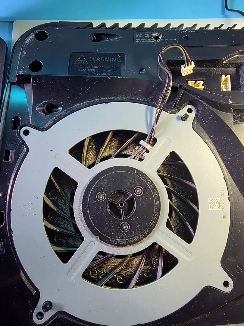 Ventilateur de PS5 encrassé : parfois un nettoyage suffit, parfois il faut le changer.
