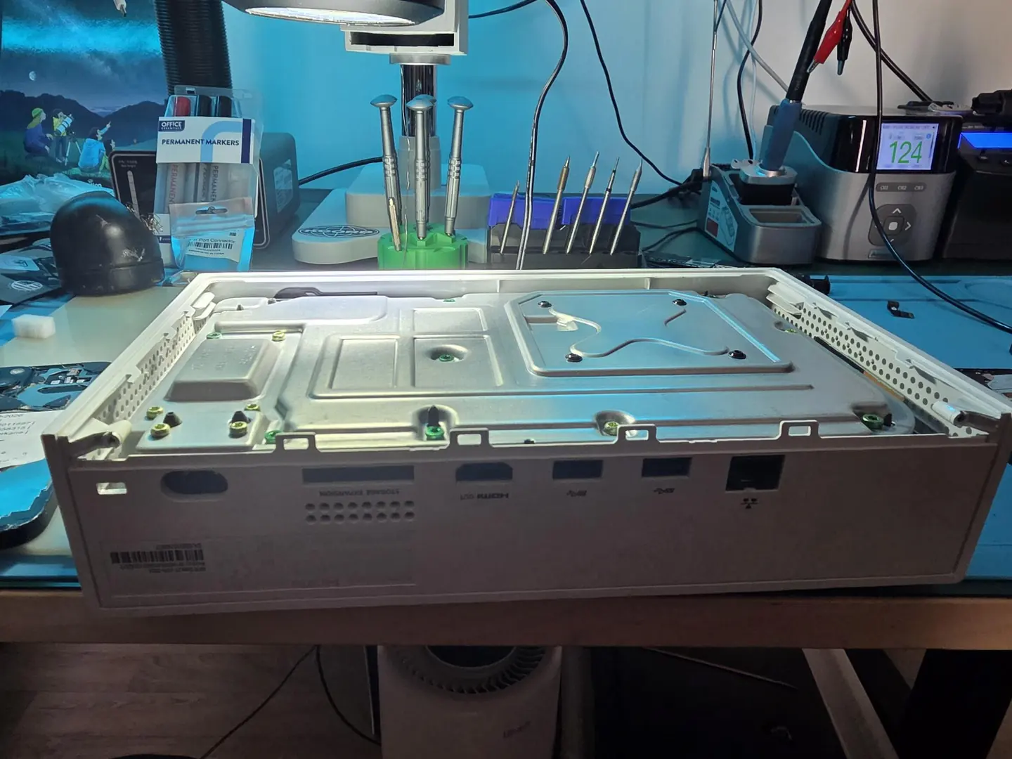 Xbox One S en réparation, démontée sur l'établi de l'atelier de Chalon-sur-Saône